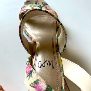Block heel mini flower shoe